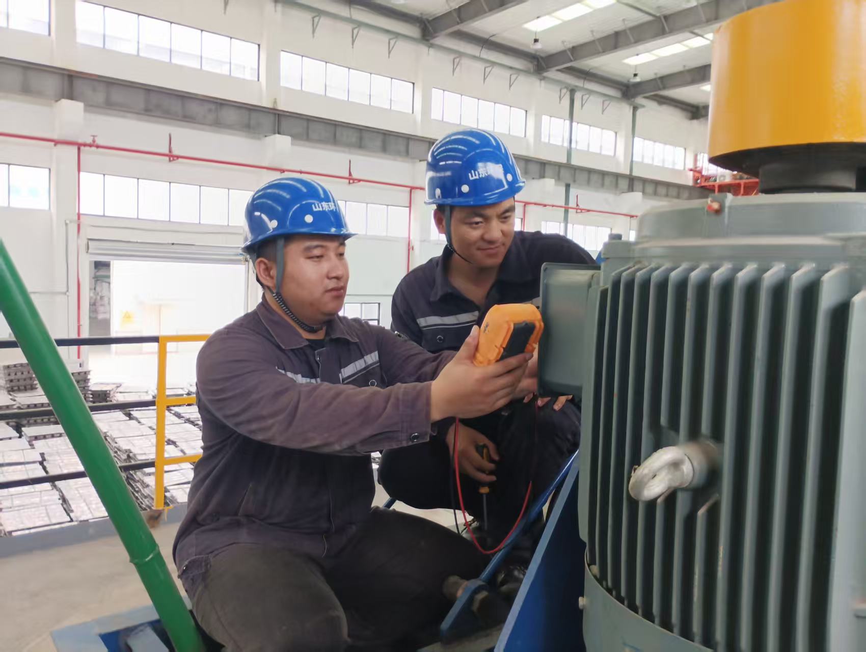 1756954029319.jpg 圖為景紅富(左)與同事一起檢修設(shè)備.jpg