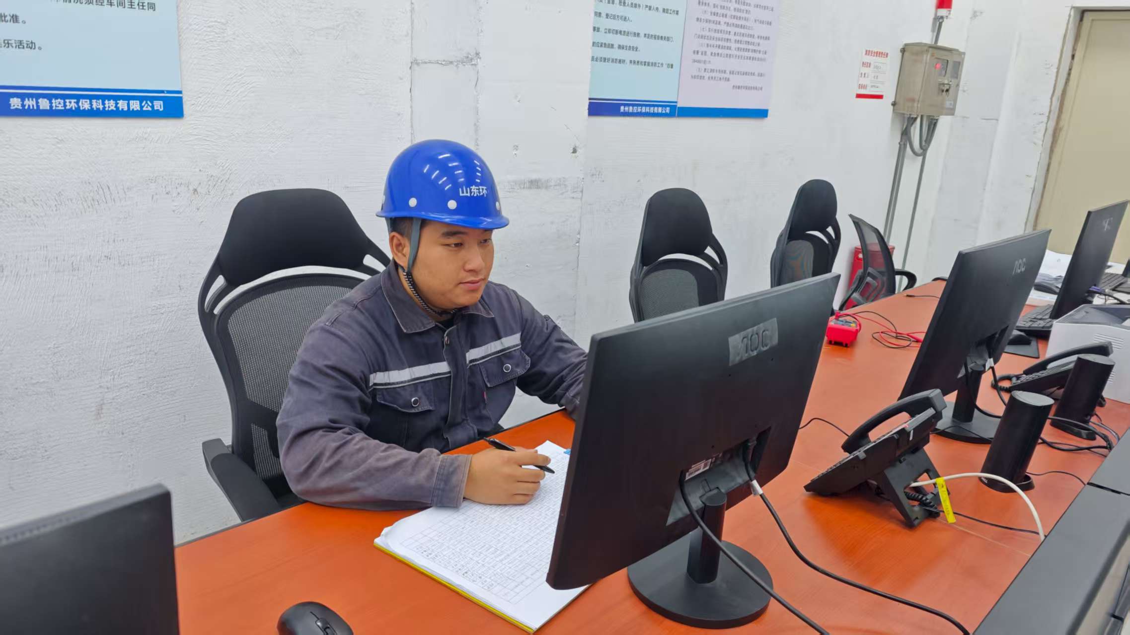 1756954047967.jpg 圖為景紅富在進(jìn)行運(yùn)行參數(shù)匯總整理.jpg