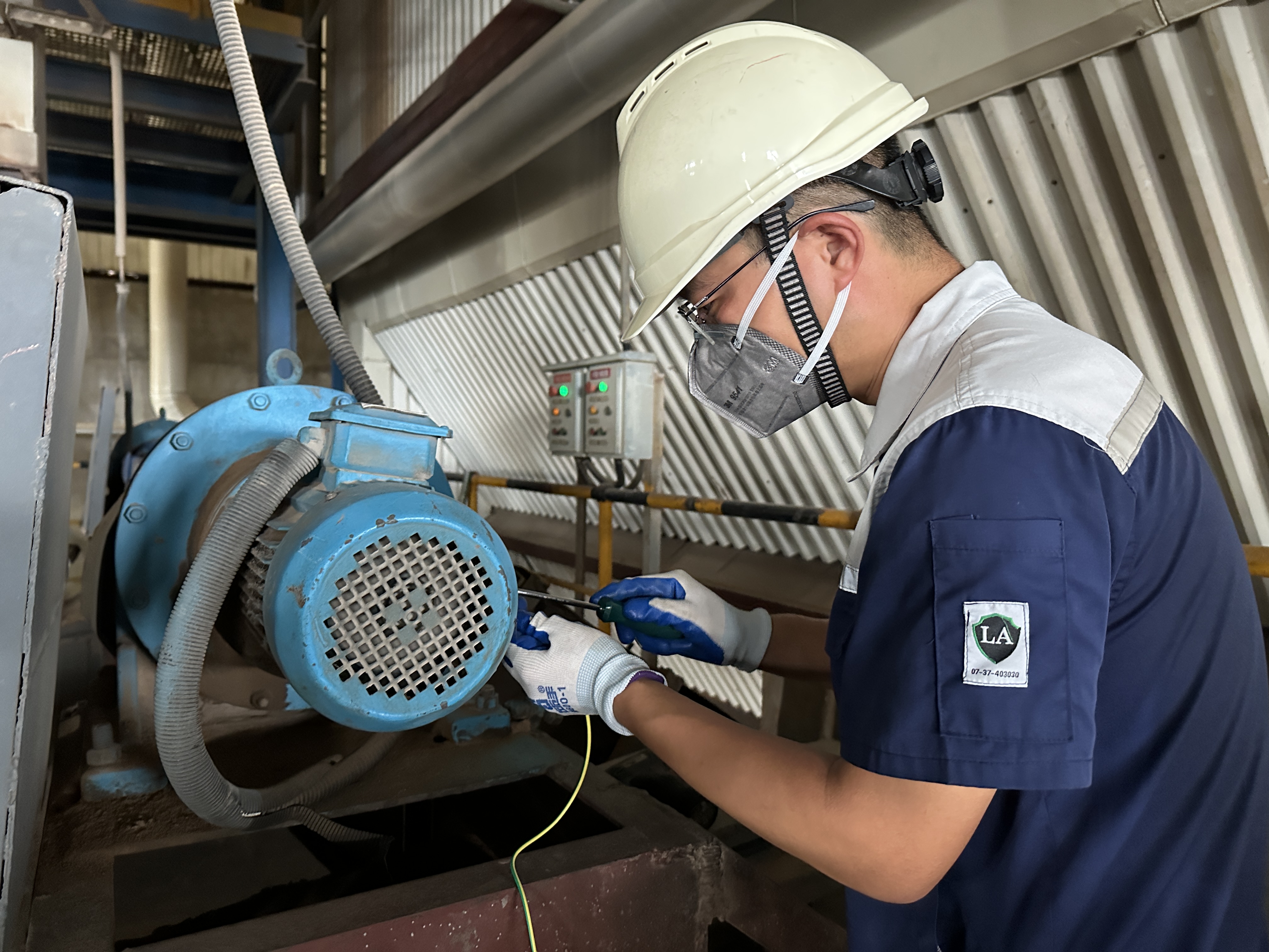 1757028004862.jpg 電氣專(zhuān)工王強(qiáng)在鍋爐車(chē)間水平煙道對(duì)電機(jī)外殼做接地措施.jpg